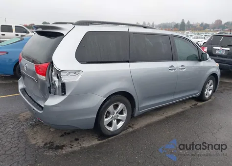 2014 Toyota Sienna Le V6 8 Passenger z USA, uszkodzony, nr VIN 5TDKK3DC5ES503410